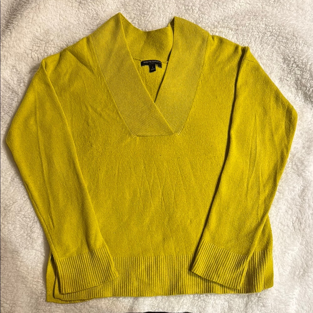 Banana Republic Green V-Neck Sweater Soft Knit Pullover